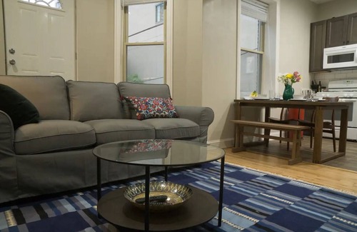 Rush and Division Apartment | Steps to Mag Mile, 2 BD, fast Wi-Fi, W&D