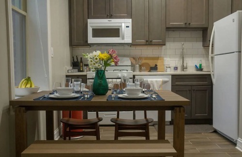 Rush and Division Apartment | Steps to Mag Mile, 2 BD, fast Wi-Fi, W&D