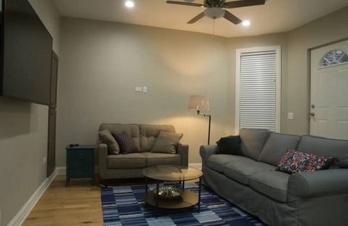 Rush and Division Apartment | Steps to Mag Mile, 2 BD, fast Wi-Fi, W&D