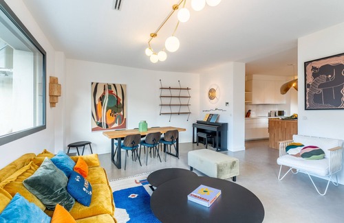 Avignon City Centre Apartment | Steps to Papal Palace — 3 luxury suites AC terrace reserved underground parking