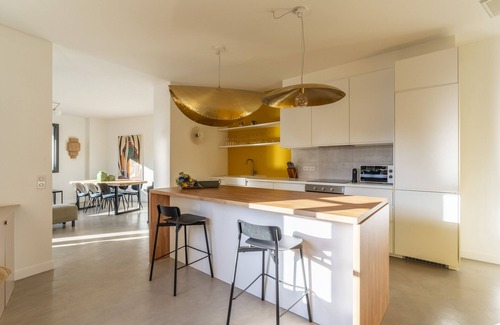 Avignon City Centre Apartment | Steps to Papal Palace — 3 luxury suites AC terrace reserved underground parking