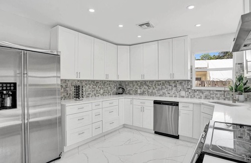 Lighthouse Point Villa | Steps to Private Beach 5 BR Pool and Jacuzzi Dog Friendly