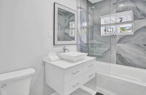 Lighthouse Point Villa | Steps to Private Beach 5 BR Pool and Jacuzzi Dog Friendly