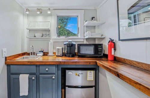 South Pomfret House | Steps to S6! Firepit, BBQ, Views! - Little House