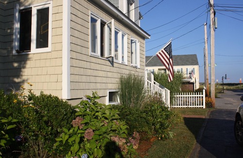 Hampton House | Steps to the beach - perfect