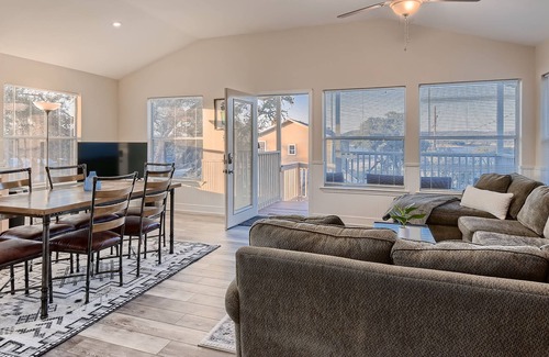 Hudson Bend House | Steps to the Lake with Private Hot Tub, Stunning Sunsets
