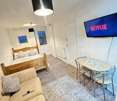 Stevenage House | Stevenage Studios - Master Suite