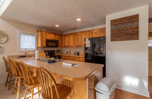 Foscoe Condo | Still Lake Haven- Echota club amenities, walk to clubhouse