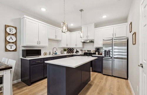 Fort Worth House | Stockyard Summit - Stylish New Home 2 Min to Fort Worth Stockyards. Sleeps 8!