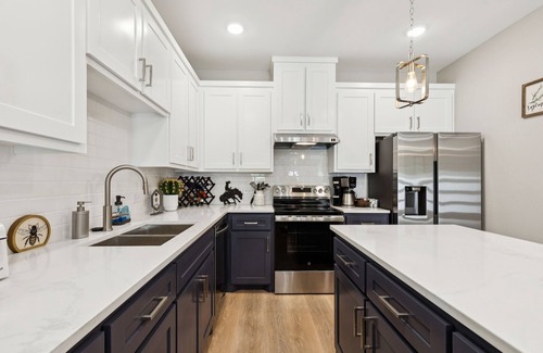 Fort Worth House | Stockyard Summit - Stylish New Home 2 Min to Fort Worth Stockyards. Sleeps 8!
