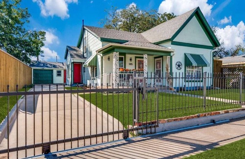 Fort Worth House | Stockyards! Less than 3 mins-Sleeps 8 -Gable House, TCU close by