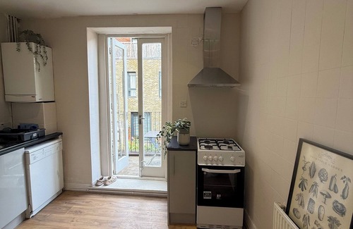 Stoke Newington Apartment | Stokey Skyline Retreat With Balcony