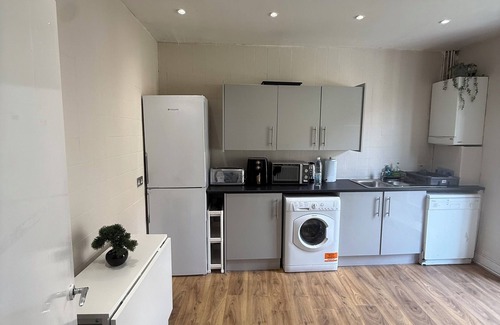 Stoke Newington Apartment | Stokey Skyline Retreat With Balcony