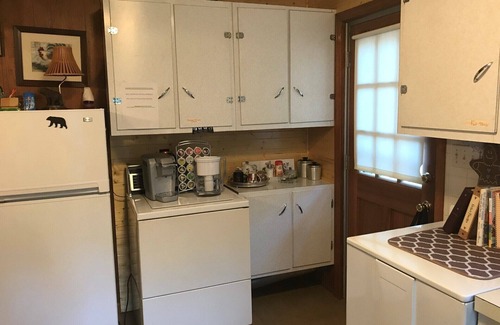Gerton Cottage | Stone Cottage is located in a beautiful mountain gorge