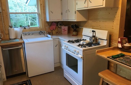 Gerton Cottage | Stone Cottage is located in a beautiful mountain gorge
