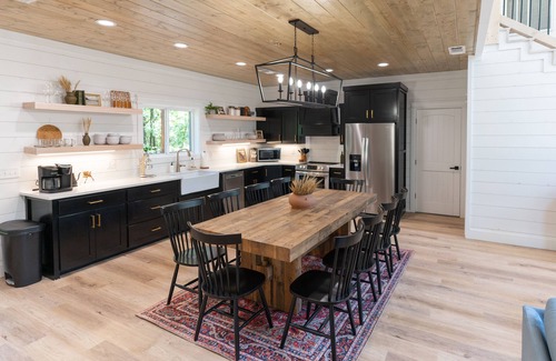 Pickens Cabin | Stone+Pine Pet Friendly High Design w SOLO STOVE