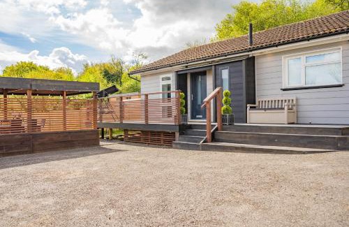 Ryde House | Stone's Throw Away from the English Channel! -Family and Dog Friendly