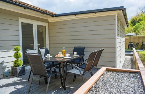 Ryde House | Stone's Throw Away from the English Channel! -Family and Dog Friendly