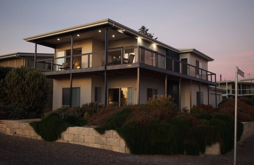 Silver Sands House | Stone's Throw Beachfront - ideal for couples or perfect for the family
