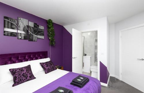 Leeds House | Stonecliffe Thirty Five By Alt-Stay - 3 Bed Contractor and Relocation Accommodation with Ensuite Bedroom, Parking, Kitchen, Laundry, Pool Table, Fast Wi Fi and Smart TV - Long Stay Ready with Weekly and Monthly Rates