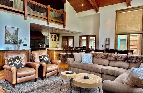 Stonegate House | Stonegate 12-Stay in absolute luxury in this Lodge by Village! New hot tub!