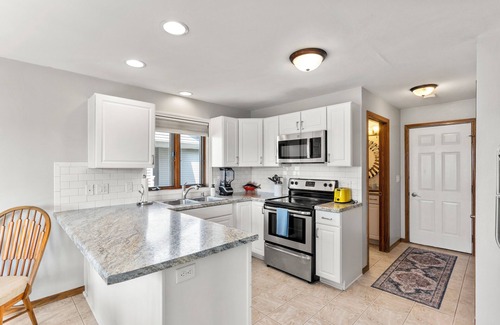Kimberly House | Stonegate-Beautiful 3BR, 2 King beds, fenced yard, shuffleboard, grill,