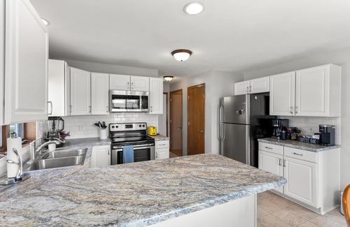 Kimberly House | Stonegate-Beautiful 3BR, 2 King beds, fenced yard, shuffleboard, grill,