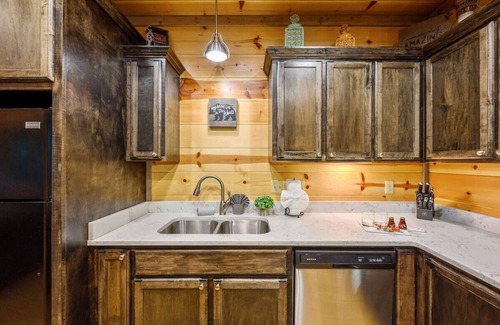 Broken Bow Cabin | Stonewood Luxury 2 Master BR Cabin - Family Fun Great Memories Perfect Location!