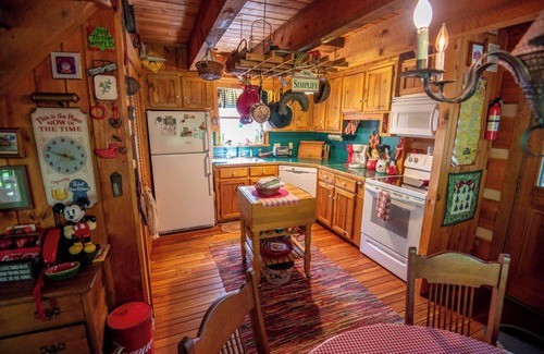 Fleetwood Cabin | Stonewood - Rustic Log Cabin - Between Boone & West Jefferson - New River Access