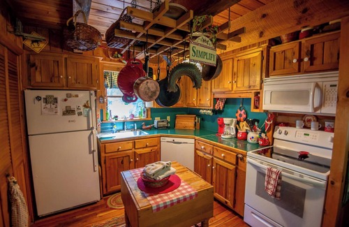 Fleetwood Cabin | Stonewood - Rustic Log Cabin - Between Boone & West Jefferson - New River Access