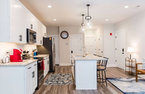 Forest Condo | Stoney Ridge · Cozy 1st Level King Bed Suite - 2 bed 2 bath!