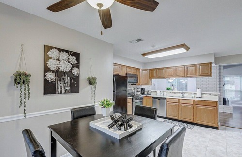 Indian Springs House | Stony Bridge · Spa & Pool Oasis: Prime Location in The Woodlands