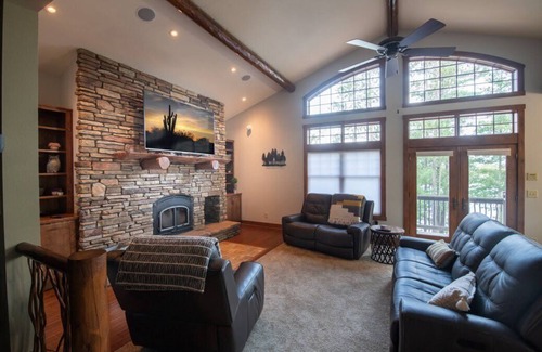 Three Lakes Cottage | Stony Crest Cabin - On Lakefront - Large Family-Sized Cabin w/ Games and Theater