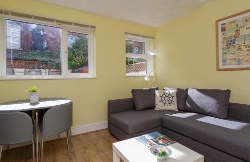 Southsea Apartment | Stopover at LOWCAY APARTMENT D with allocated parking