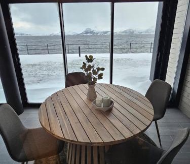 Selje Apartment | Stor og ny leilighet med fjordutsikt