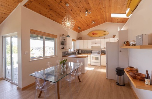 Tofino House | Stormfront Guesthouse-Downtown, Hot Tub, Arcade Games