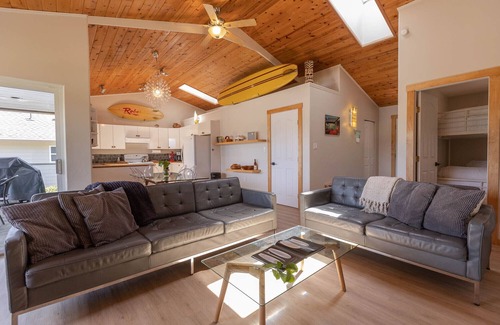 Tofino House | Stormfront Guesthouse-Downtown, Hot Tub, Arcade Games