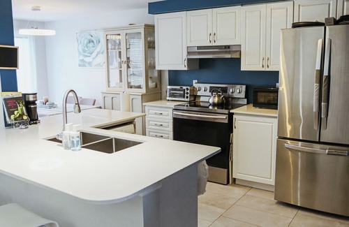 Kitchener House | Story-House is located in Waterloo-Kitchener area with 3 big bedrooms.