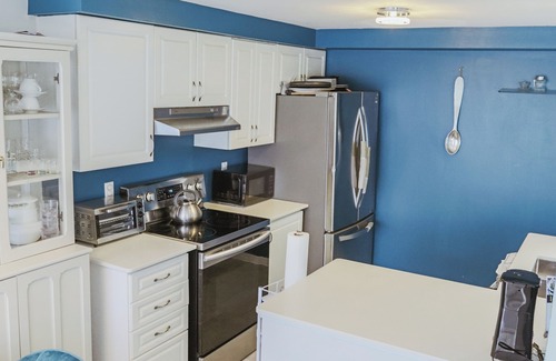 Kitchener House | Story-House is located in Waterloo-Kitchener area with 3 big bedrooms.