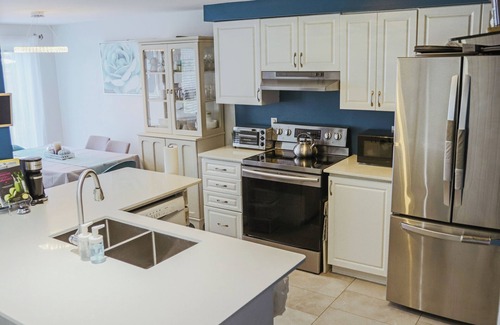 Kitchener House | Story-House is located in Waterloo-Kitchener area with 3 big bedrooms.