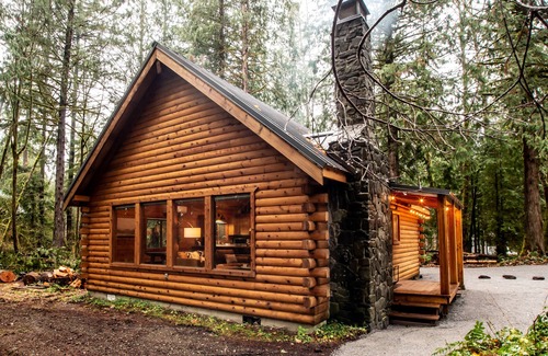 Glacier House | Storybook Creekside Log Cabin near Mt Baker with trail access