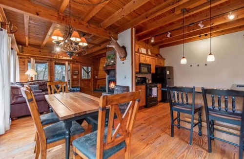 Blue Ridge Cabin | *Storytellers Cabin* Arcade~Hot Tub~Rustic~Family