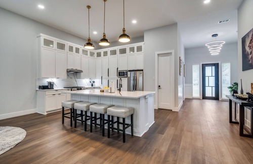 Garland House | STR 4BR Downtown Home. BBG Grill, Fire Pit & Yard