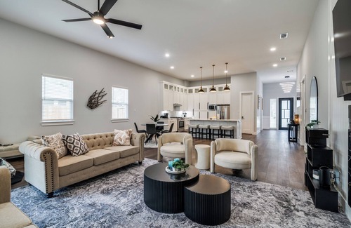 Garland House | STR 4BR Downtown Home. BBG Grill, Fire Pit & Yard