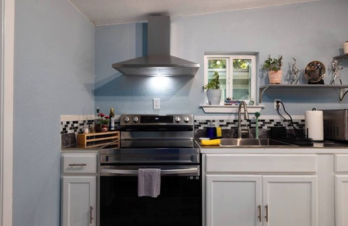 Holly House | Straight-5★ Austin Stay ✔️ Sparkling Clean ❤️ Walk to Top Breweries & BBQ