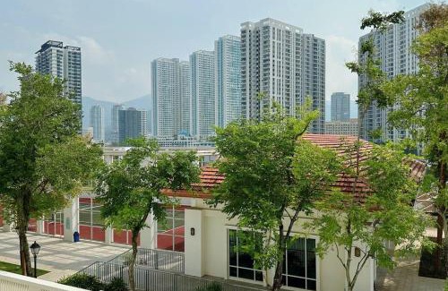 Seri Tanjung Pinang Apartment | Straits Quay Highest Floor PoolView Suite