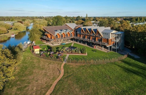 Tiddington House | Stratford Caravan Pet friendly