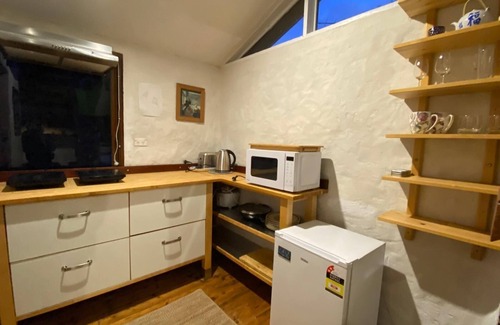 Medlow Bath Apartment | Strawbale HavennEarthen home in Medlow - romantic getaway for nature lovers