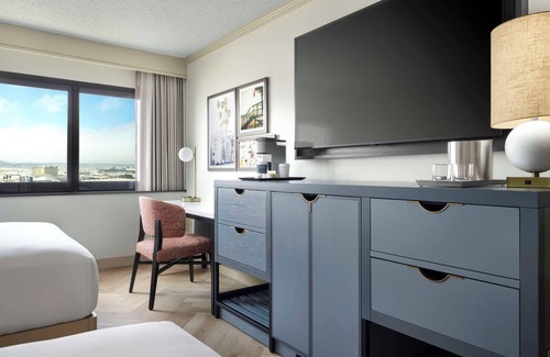 Los Angeles Hotel | Streamlined LAX Base | Shuttle + Gym + Work Lounge Comforts, Onsite Pool!