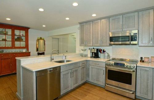 Woodstock House | STREAMSIDE Walk To Town, Hot Tub, 4 Br 2.5 Bath, Game Room